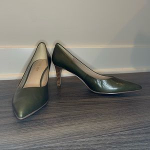 NEVER WORN Nine West olive women’s heel